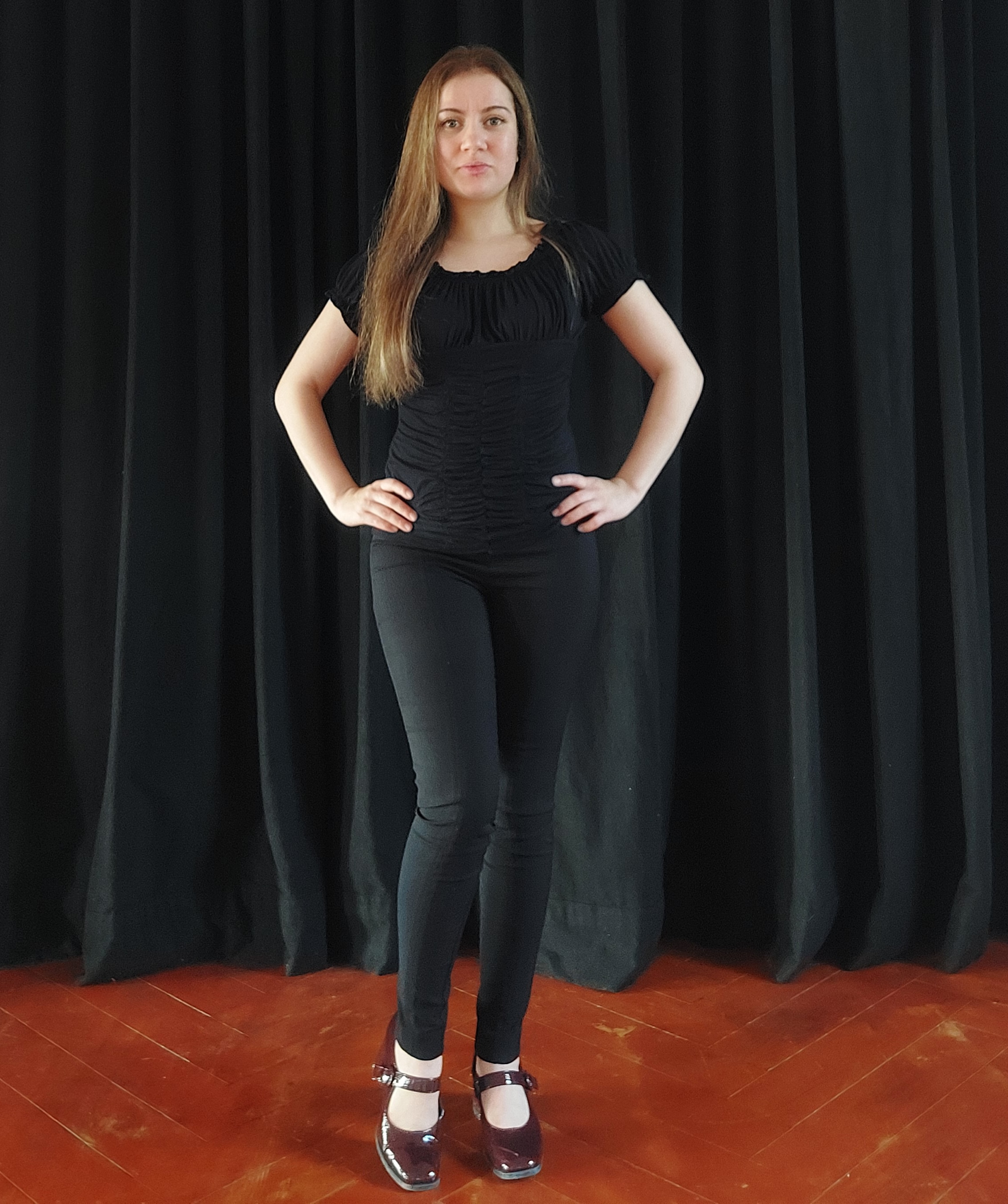 Beatriz Suellen — front digital, full body