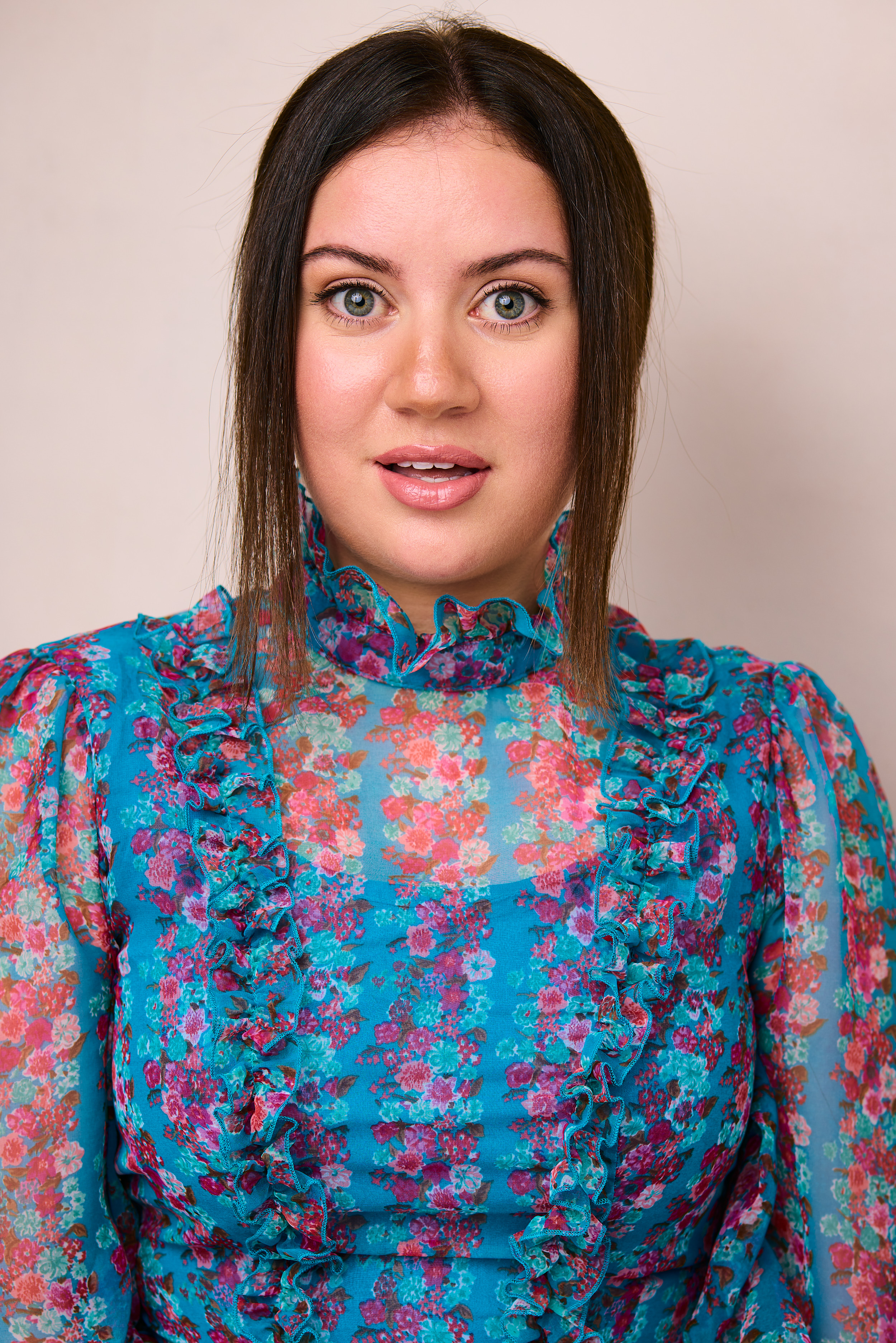 Beatriz Suellen — in character, floral dress