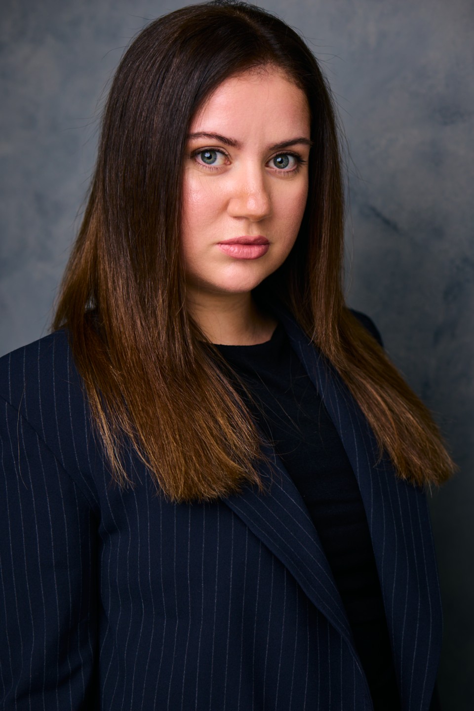 Beatriz Suellen — headshot in blazer