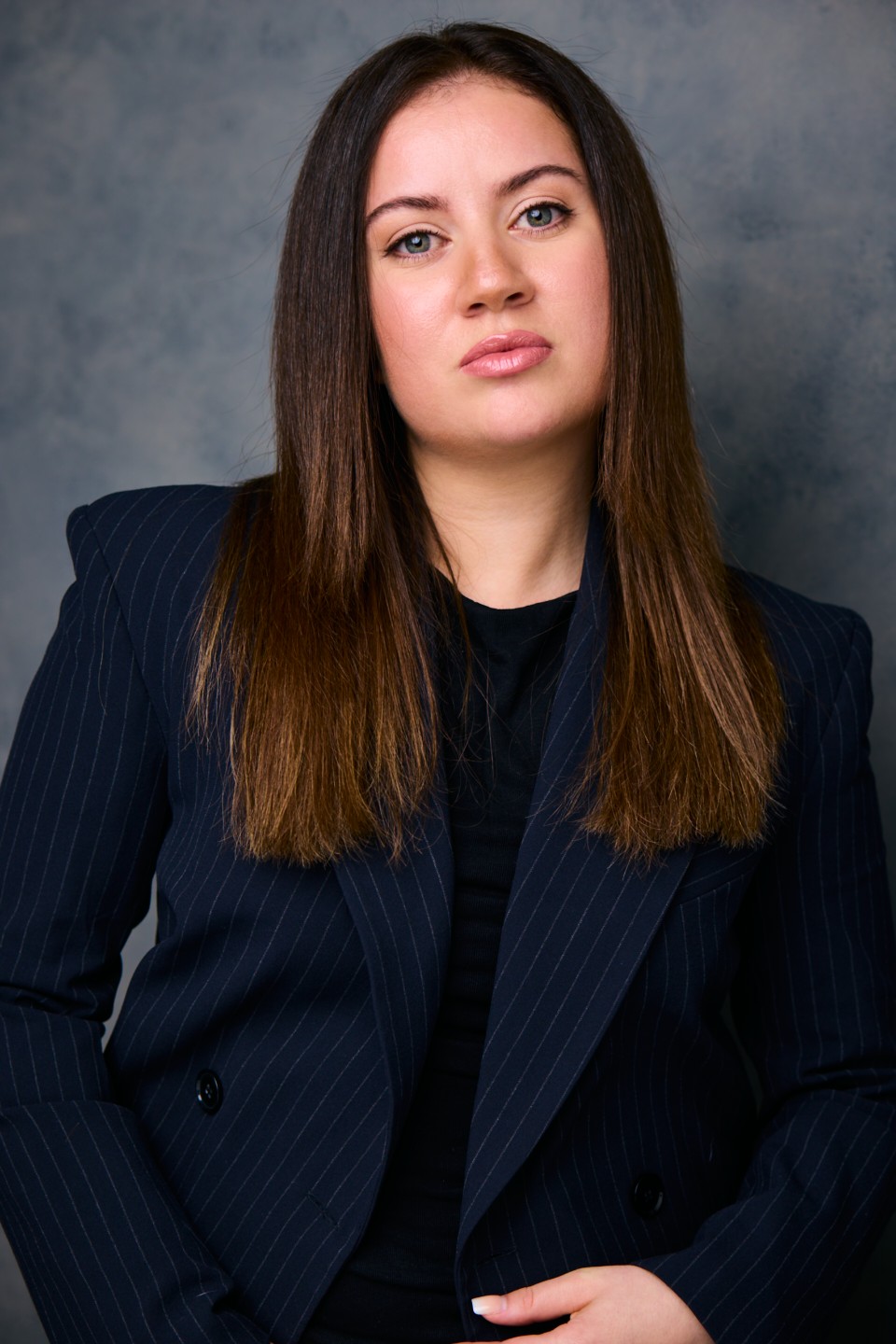 Beatriz Suellen — three quarter portrait in blazer