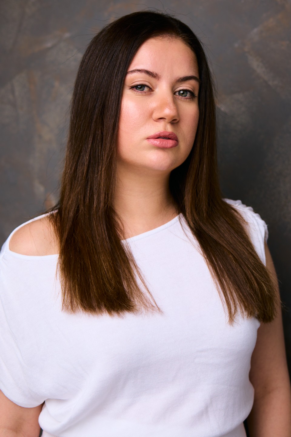 Beatriz Suellen — editorial portrait, stone backdrop